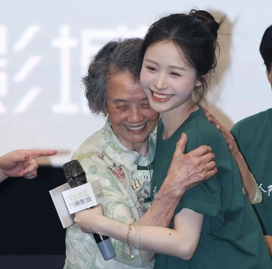 王晓慧凭《给阿嬷的情书》爆红,却拒绝六位数签约费回归本职,设计师的清醒选择