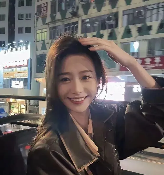 王晓慧凭《给阿嬷的情书》爆红,却拒绝六位数签约费回归本职,设计师的清醒选择